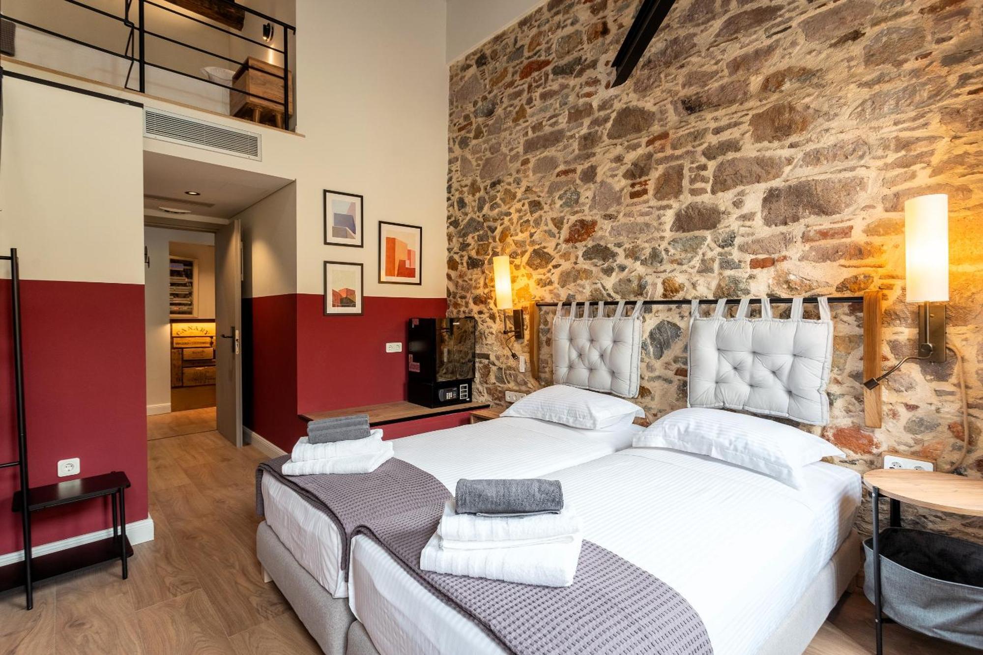 Issa Lesvos Hostel Mytilene Exterior photo